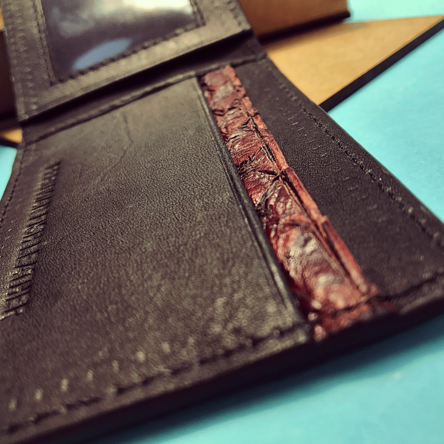 Billetera Paiche (Marrón int. Negro) by QAYA - HAF Perú