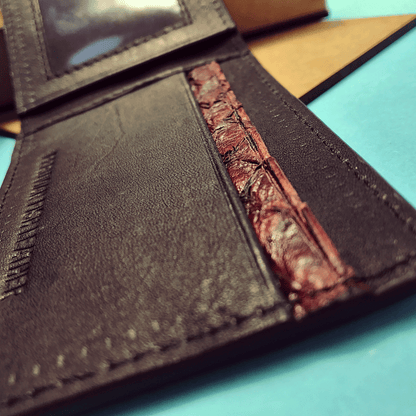 Billetera Paiche (Marrón int. Negro) by QAYA - HAF Perú