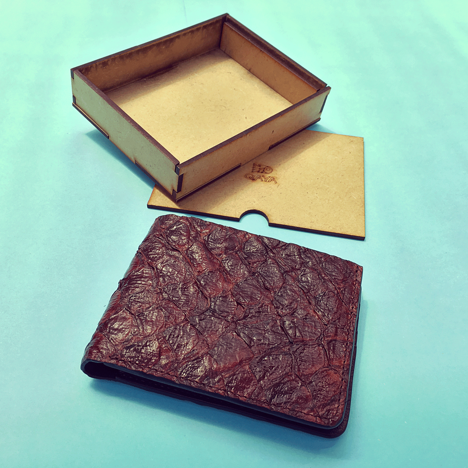 Billetera Paiche (Marrón int. Negro) by QAYA - HAF Perú