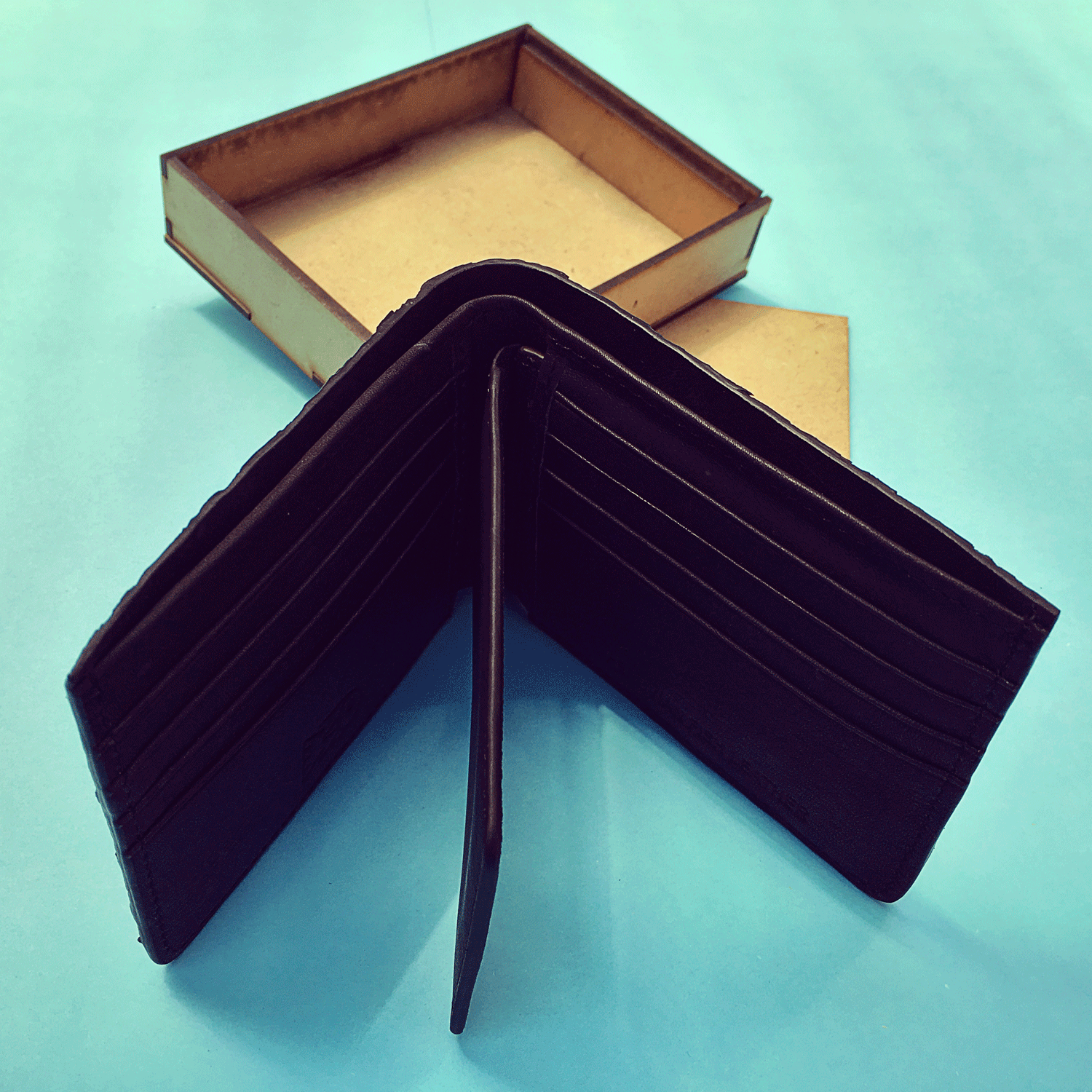 Billetera Paiche (Marrón int. Negro) by QAYA - HAF Perú