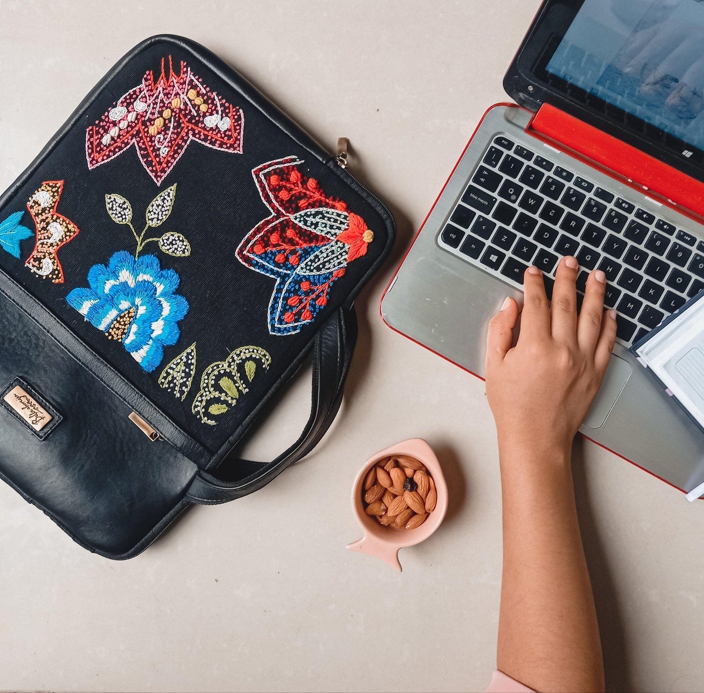 PORTA LAPTOP 14" AMAPOLA by Bella Aborigen - HAF Perú