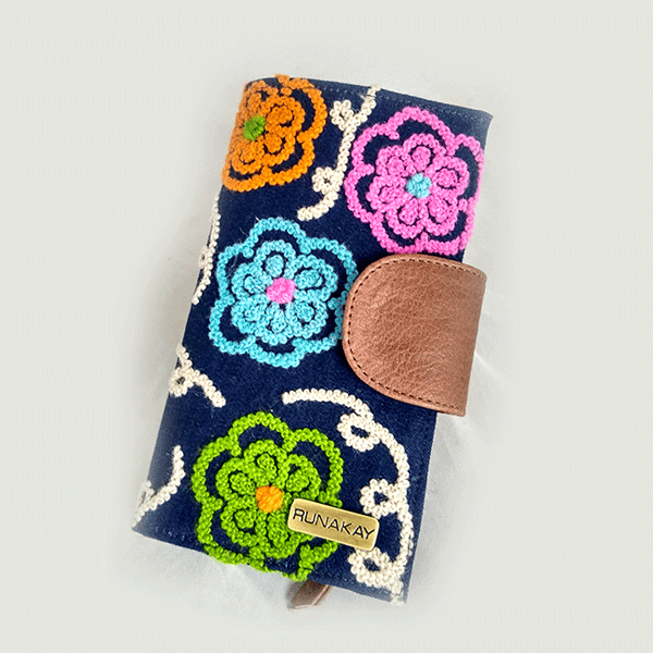 BILLETERA GRANDE DE CUERO CON BORDADO by Runakay - HAF Perú