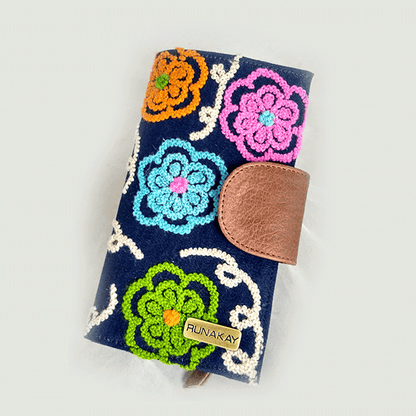 BILLETERA GRANDE DE CUERO CON BORDADO by Runakay - HAF Perú