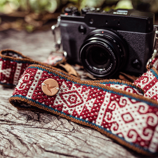 CORREA ARTESANAL PARA CÁMARA DE FOTOS WARKUY ROJO by Mosqoy - HAF Perú