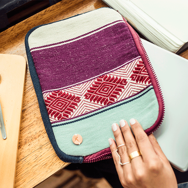 ESTUCHE PARA TABLET AMACHAY by Mosqoy - HAF Perú