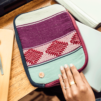 ESTUCHE PARA TABLET AMACHAY by Mosqoy - HAF Perú