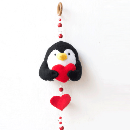 COLGADOR DE PINGÜINOS by CMMB - HAF Perú