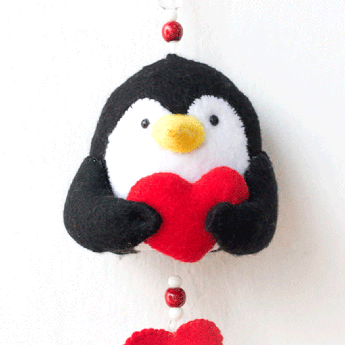 COLGADOR DE PINGÜINOS by CMMB - HAF Perú