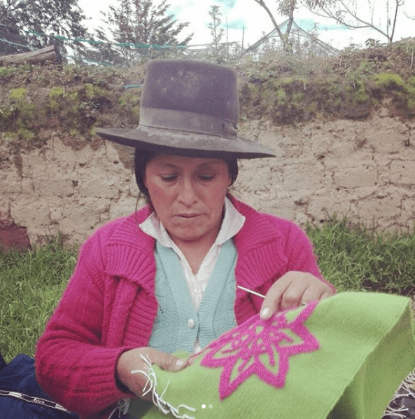 PORTAPASAPORTE BORDADO DALIA by Bella Aborigen - HAF Perú