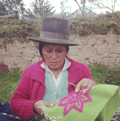 PORTAPASAPORTE BORDADO DALIA by Bella Aborigen - HAF Perú