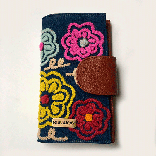 BILLETERA GRANDE DE CUERO CON BORDADO by Runakay - HAF Perú