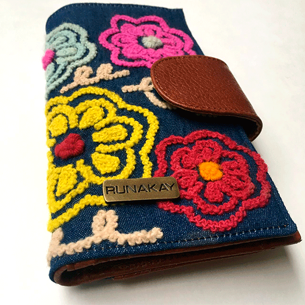 BILLETERA GRANDE DE CUERO CON BORDADO by Runakay - HAF Perú