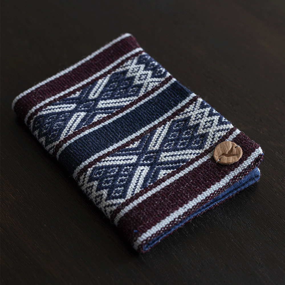 PORTAPASAPORTE ANDINO ARTESANAL AZUL CHUSAY by Mosqoy | HAF Perú