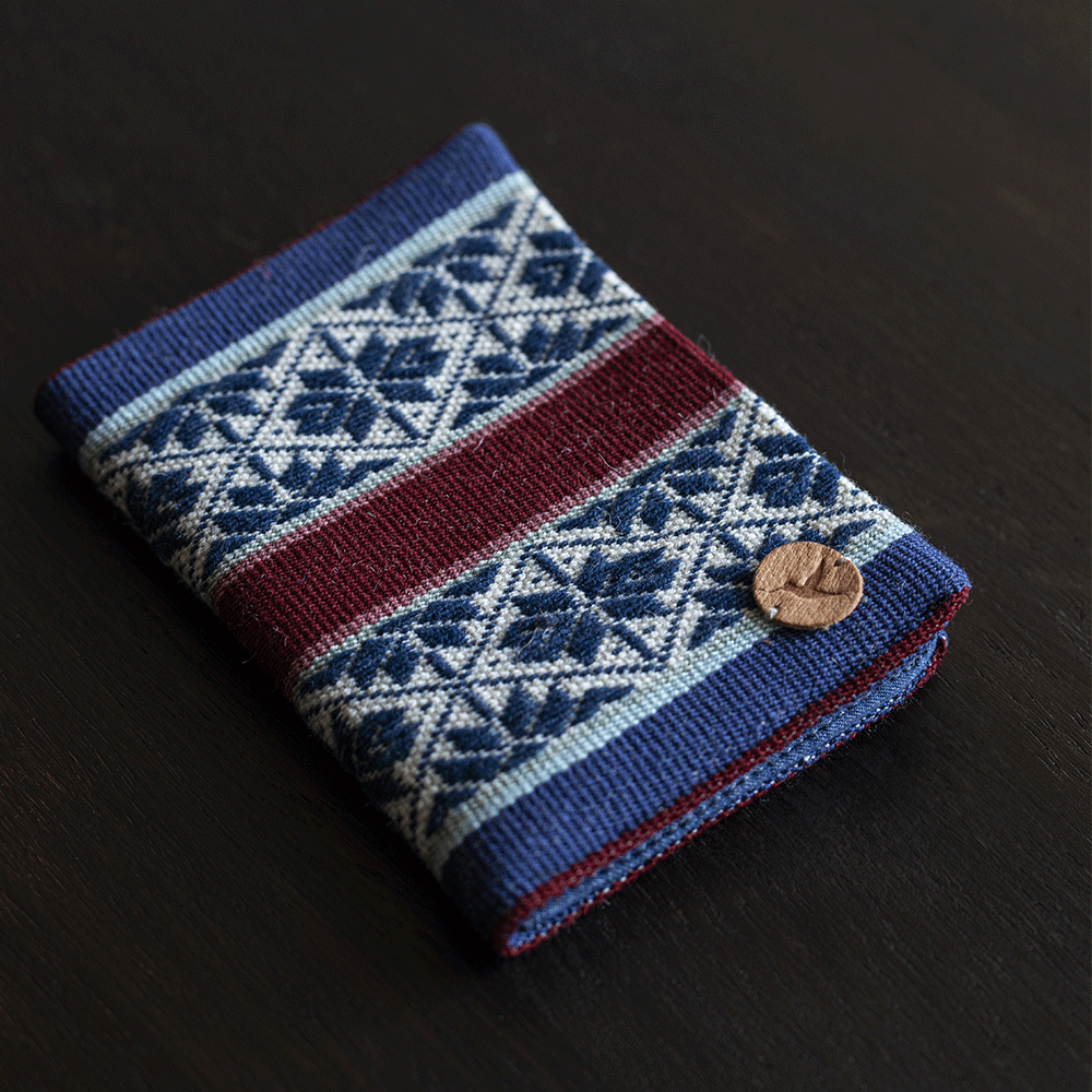 PORTAPASAPORTE ANDINO ARTESANAL ROJO CHUSAY by Mosqoy | HAF Perú