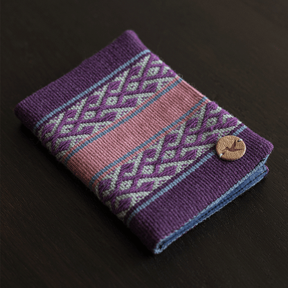 PORTAPASAPORTE ANDINO ARTESANAL ROSA CHUSAY by Mosqoy | HAF Perú